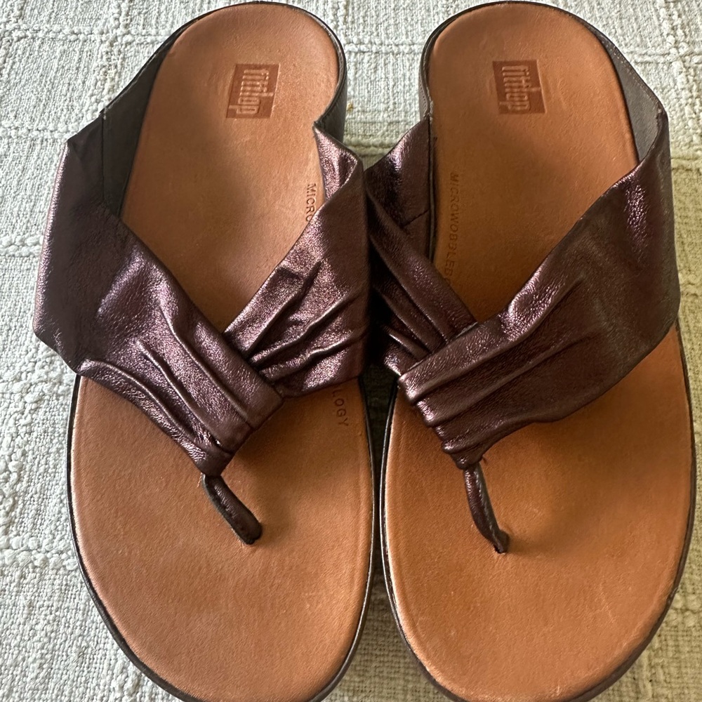 FitFlop Twiss brown leather toe post sandal